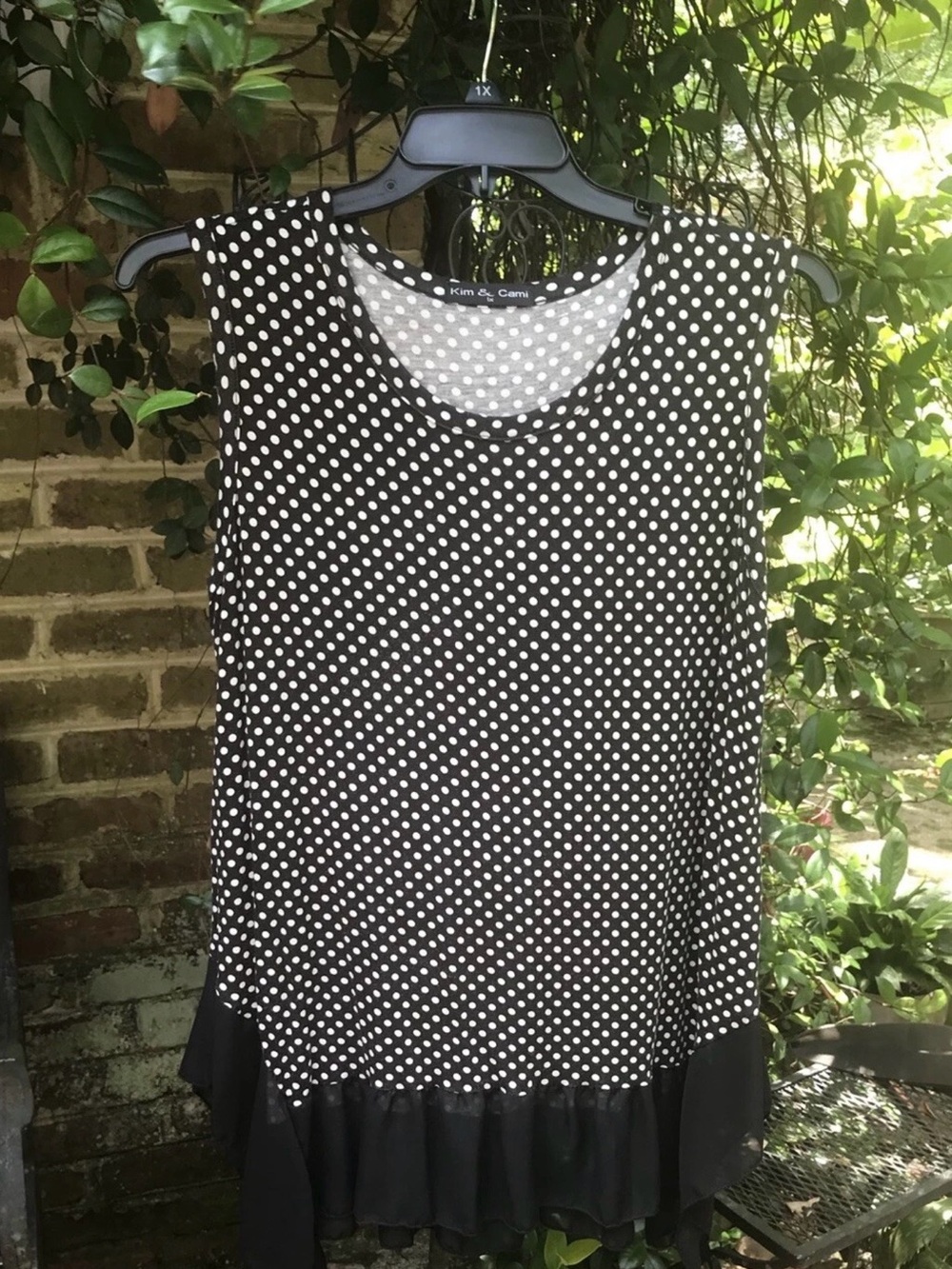 Kim & Cami- BLACK & WHITE POLKA DOT SOFT KNIT TUNIC TOP- Size 1X- EUC